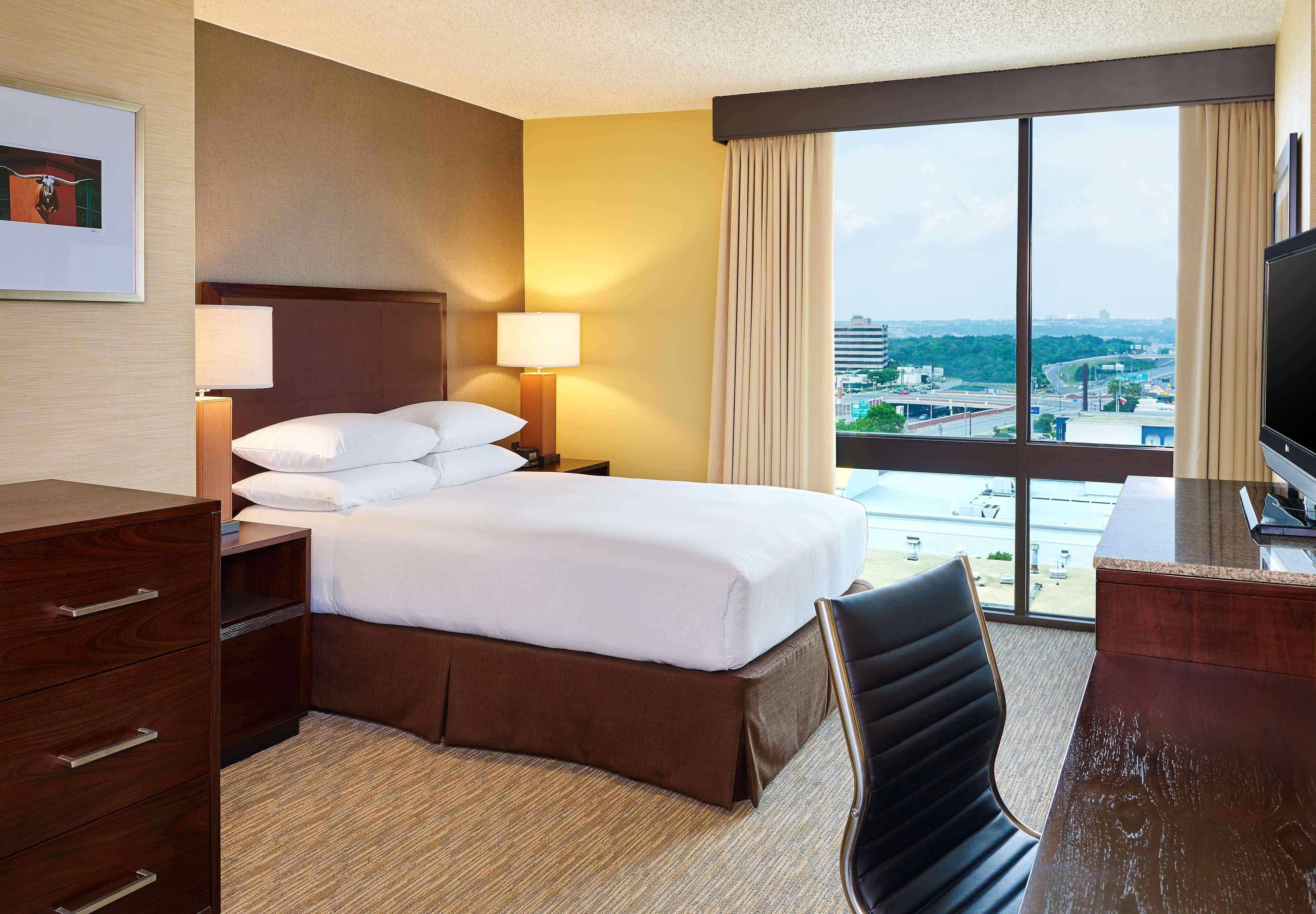 Отель Doubletree By Hilton San Antonio Airport Экстерьер фото