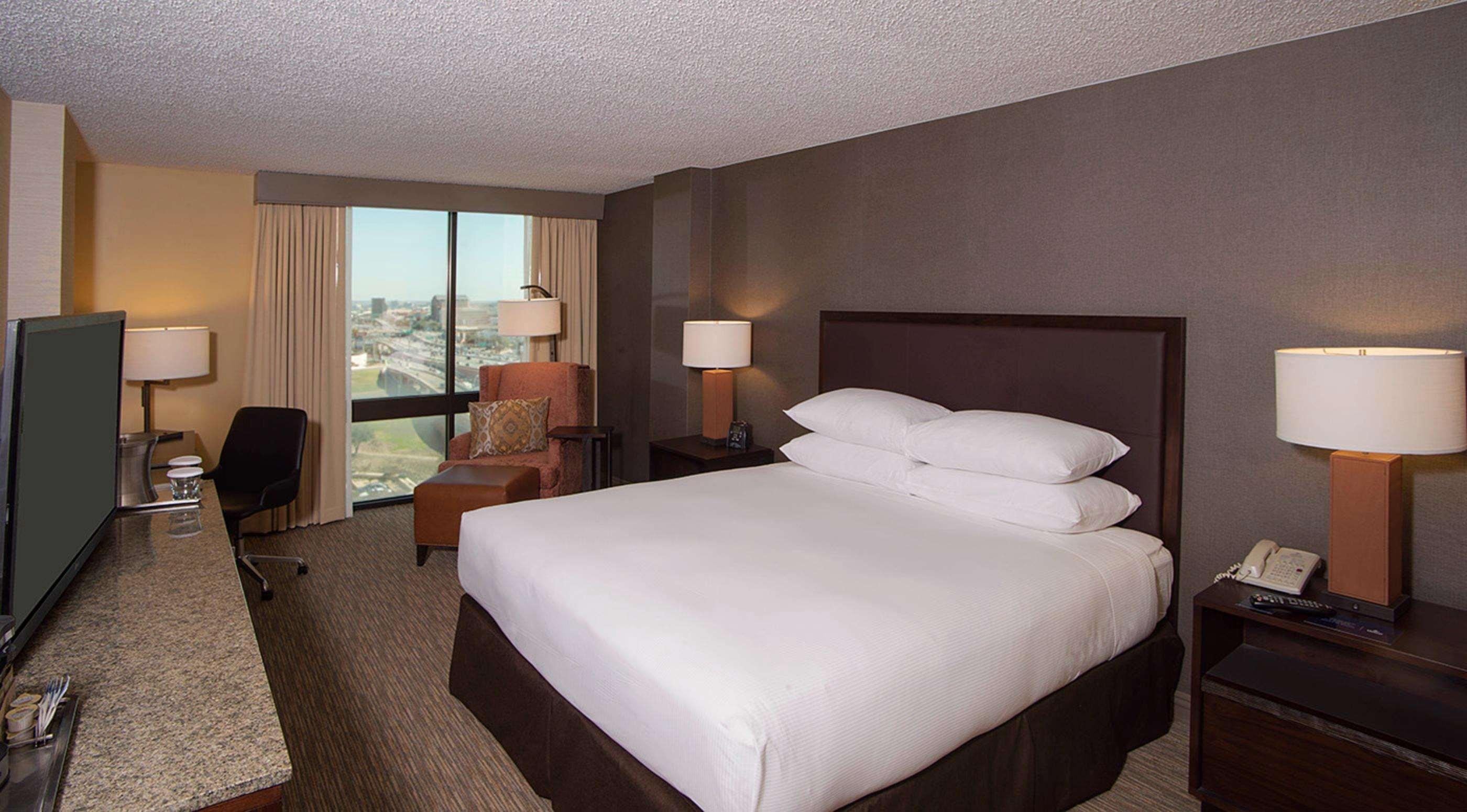 Отель Doubletree By Hilton San Antonio Airport Экстерьер фото
